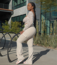 Load image into Gallery viewer, Everyday Flare Cargo Leggings(Cream)