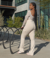 Load image into Gallery viewer, Everyday Flare Cargo Leggings(Cream)