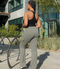 Load image into Gallery viewer, Everyday Flare Cargo Leggings(Olive)