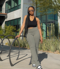 Load image into Gallery viewer, Everyday Flare Cargo Leggings(Olive)