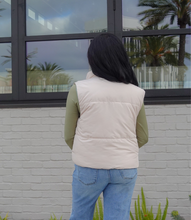 Load image into Gallery viewer, Reversible Puffer Vest(Olive/Cream)