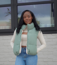 Load image into Gallery viewer, Reversible Puffer Vest(Olive/Cream)