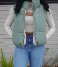 Load image into Gallery viewer, Reversible Puffer Vest(Olive/Cream)