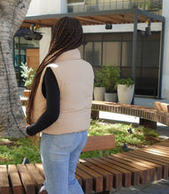 Load image into Gallery viewer, Reversible Puffer Vest(Black/Khaki)